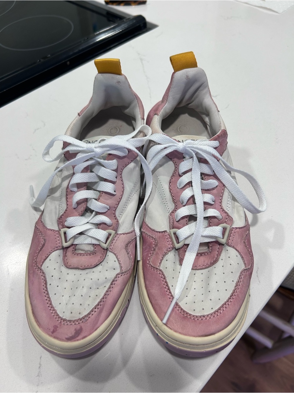 Oncept Phoenix size 8.5 Women’s White and Pink Low-Top Fashion Sneakers